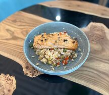 Стейк из лосося в овощами WoK
