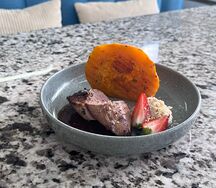 Утиная грудка с соусом бордо и дольками запеченной тыквы