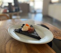 Блинчик с чернилами каракатицы, красной икрой и кремом из сыра
