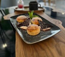 Сырники шоколадные с шоколадом и сметанным кремом