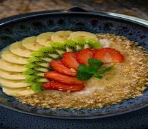 Каша три злака с медом и фруктами, с молоком на выбор