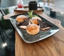Сырники с маком и карамелью