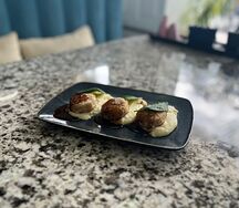 Биточки куриные с картофельным пюре