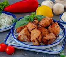Шашлык из cвинoй шеи на мангале