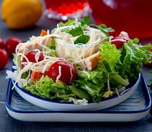 Салат Цезарь с курицей