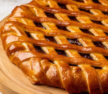 Пирог сдобный с творогом и ягодами