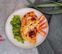 Закрытая пицца с беконом и курицей