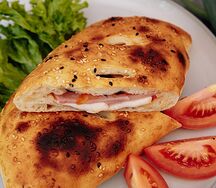 Закрытая пицца с ветчиной и грибами