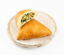 Пирожок с луком и яйцом