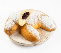 Рогалик с черной смородиной