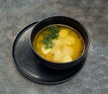 Куриный бульон с лапшой и яйцои