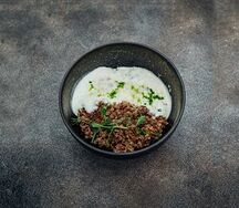 Гречка с томленой говядиной и муссом из пермезана