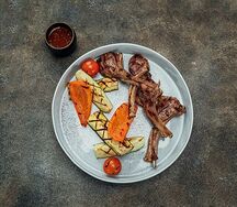Каре ягненка с овощами гриль