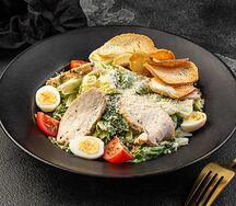 Салат Цезарь с курицей