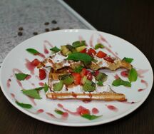 Бельгийские вафли с фруктами и топпингом