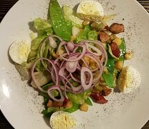 Салат с колбасками