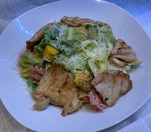 Салат Цезарь с курицей