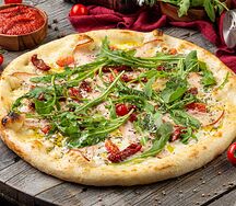 Пицца с копчёной индейкой и вялеными томатами