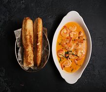 Креветки, обжаренные в соусе с базиликом