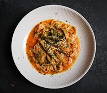 Паста с крабом, креветками и дальневосточными гребешками