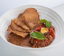 Тартар из говядины с гренками из бородинского хлеба