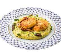 Котлеты из цыпленка с картофельным пюре и грибным соусом