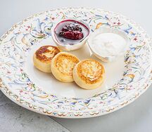 Сырники с ягодным соусом и сметаной