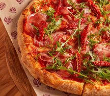 Хамон, вяленые томаты и руккола 