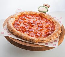 Чоризо, моцарелла и томатный соус