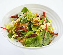 Тёплый салат с кальмаром