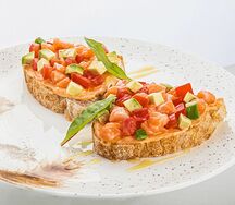 Брускетта с лососем, томатами и авокадо