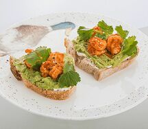 Брускетта с креветками и гуакамоле из авокадо