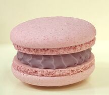 Макарон (макарунс) чёрная смородина