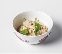 Салат из огурцов с курицей под ореховым соусом 