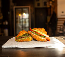 Круассан с авокадо и вялеными томатами