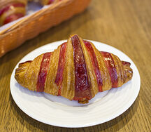 Круассан с малиной