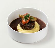 Рулет из говяжьих хвостов с бургундским соусом