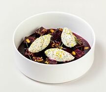 Запечённая свёкла с фетой и фисташками