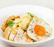 Цезарь с глазуньей