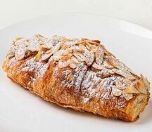 Круассан с миндалём