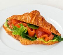 Круассан с лососем