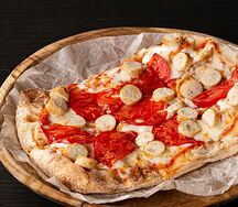 Пицца маргарита с индейкой римская