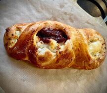 Булочка с джемом и творогом