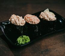 Гункан с крабом