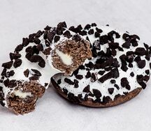 Пончик-донатс с ванильной начинкой, белой глазурью и кусочками печенья (Польша)