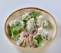 Мини-хинкали с мясной начинкой и перечным соусом