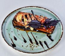 Баклажаны, запеченные с сыром сулугуни и соусом песто