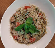 Паста с куриной грудкой и соусом песто