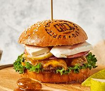 Бро с маринованной грушей и смородиновым соусом