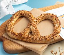 Крендель с грецким орехом и кленовым сиропом